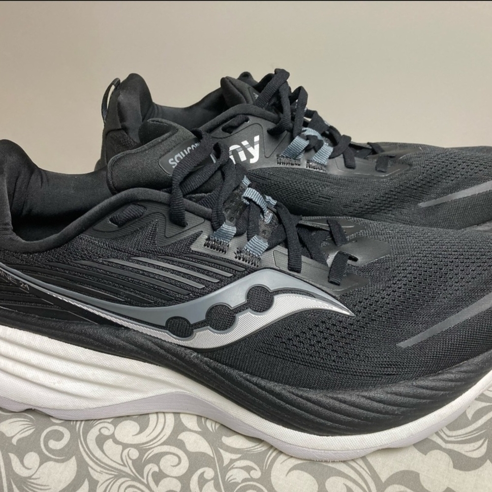 Saucony Hurricane 24's Men's Size 9 Black Walking/Running Shoes